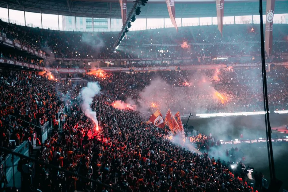 Comprendre la culture des tribunes, ses codes et son rôle dans l’ambiance.